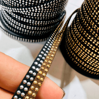 Camurça com rebite duplo